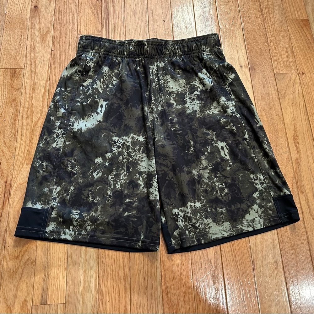 Under Armour Youth L Camouflage Athletic Shorts, Loose Fit. Black and Green